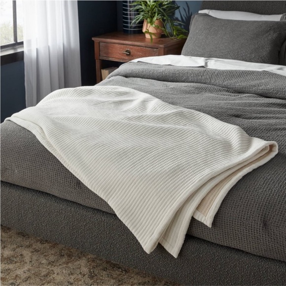 THRESHOLD NWT matalesse bed blanket -Ivory -full/queen - Picture 3 of 7